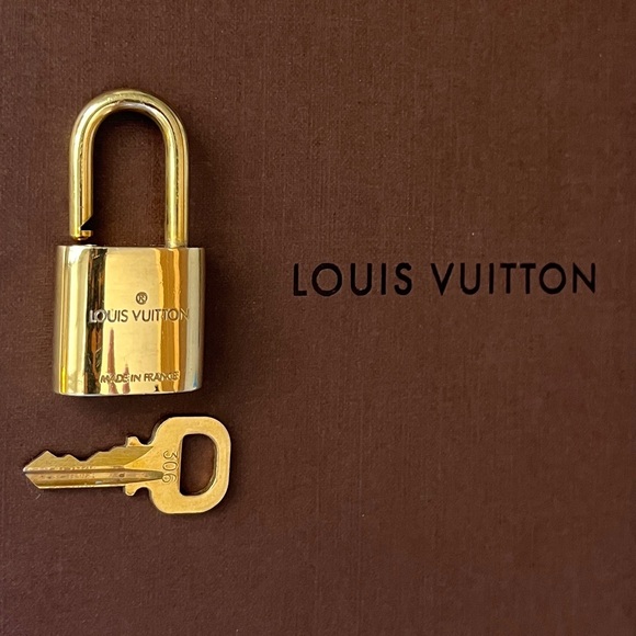 ⭐️SALE⭐️ #306 LOUIS VUITTON Vintage functioning Lock and Key. EUC. - Picture 2 of 8